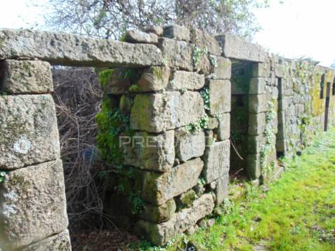 Casa em pedra para recuperar c/ terreno