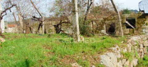 Casa em pedra para recuperar c/ terreno