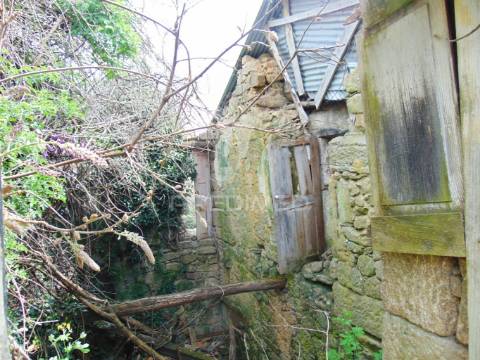 Casa em pedra para recuperar c/ terreno