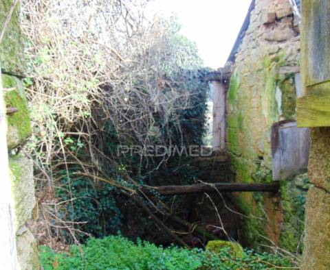 Casa em pedra para recuperar c/ terreno