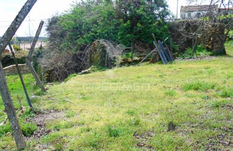 Casa em pedra para recuperar c/ terreno