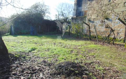 Casa em pedra para recuperar c/ terreno