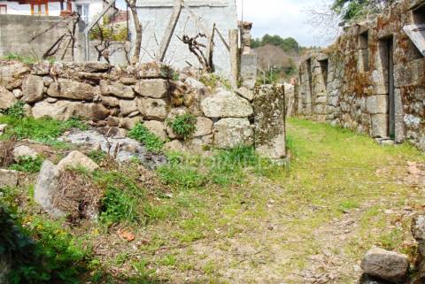Casa em pedra para recuperar c/ terreno