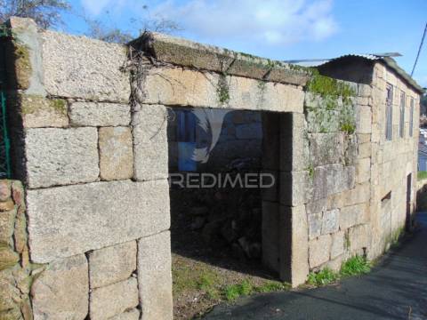 Casa em pedra para recuperar c/ terreno