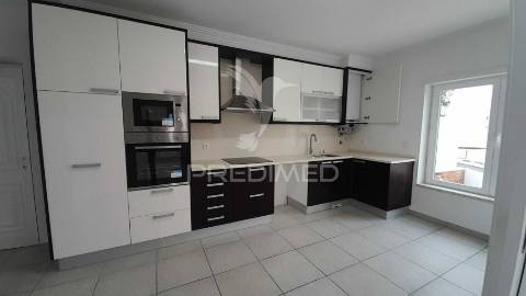 Excelente moradia v4 terraço e vista de mar ericeira