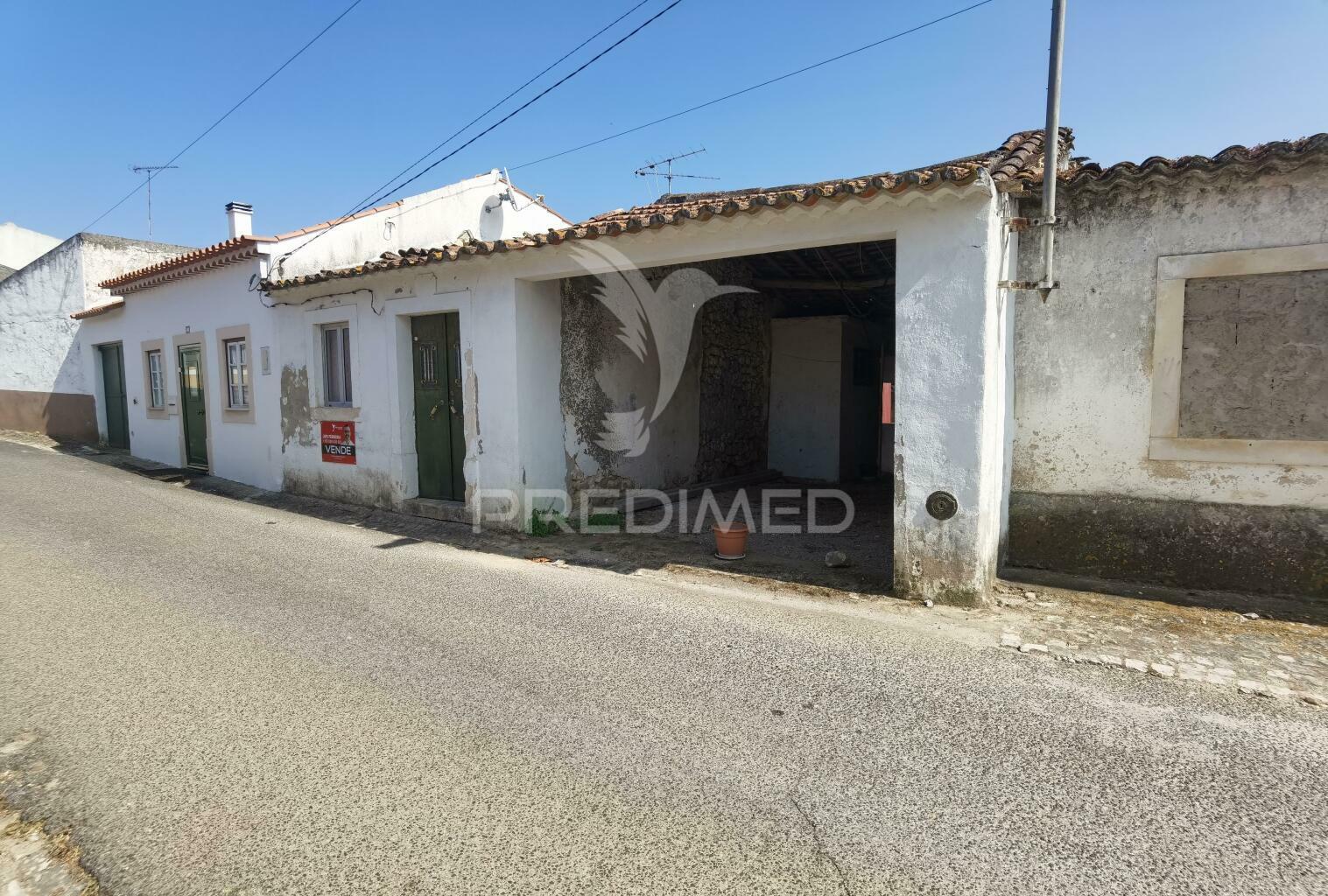 Moradia localizada em bugalhos / alcanena