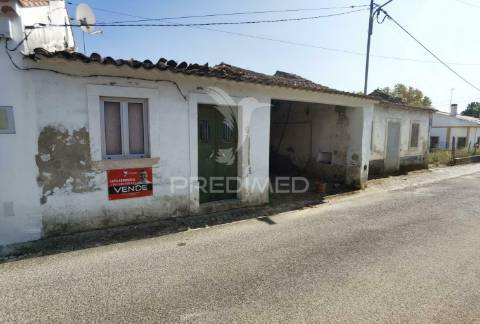 Moradia localizada em bugalhos / alcanena