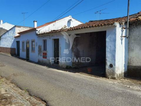 Moradia localizada em bugalhos / alcanena