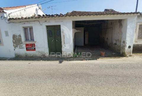 Moradia localizada em bugalhos / alcanena
