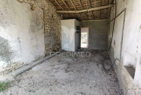 Moradia localizada em bugalhos / alcanena