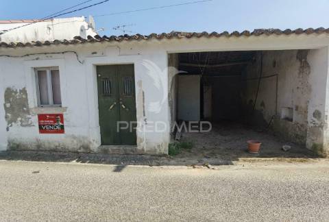 Moradia localizada em bugalhos / alcanena