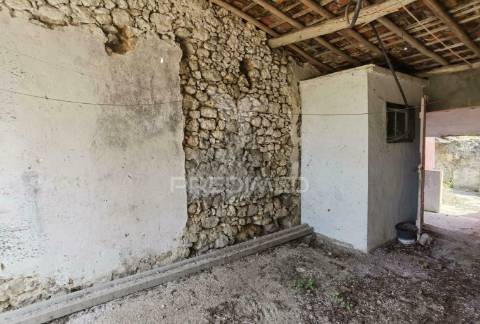 Moradia localizada em bugalhos / alcanena