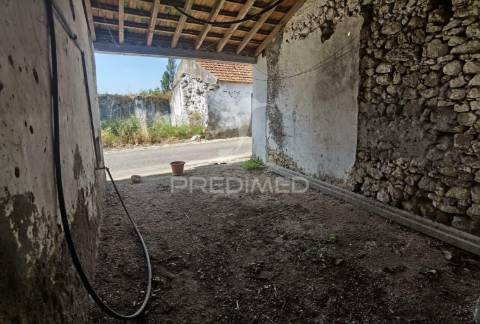 Moradia localizada em bugalhos / alcanena