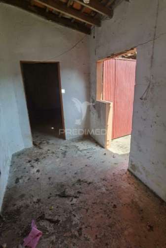 Moradia localizada em bugalhos / alcanena