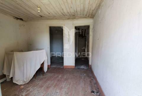 Moradia localizada em bugalhos / alcanena