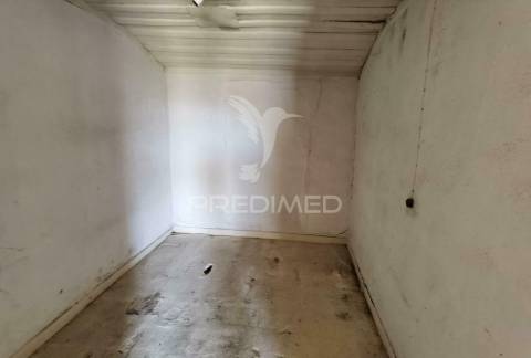 Moradia localizada em bugalhos / alcanena