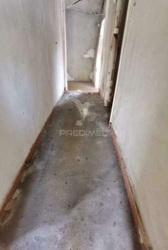 Moradia localizada em bugalhos / alcanena