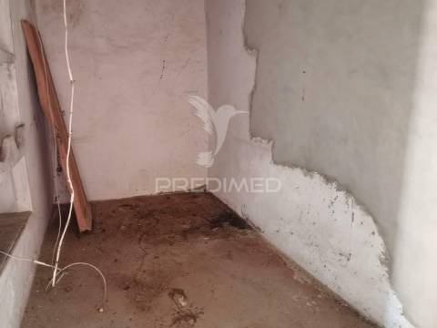 Moradia localizada em bugalhos / alcanena