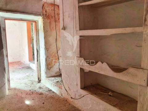 Moradia localizada em bugalhos / alcanena