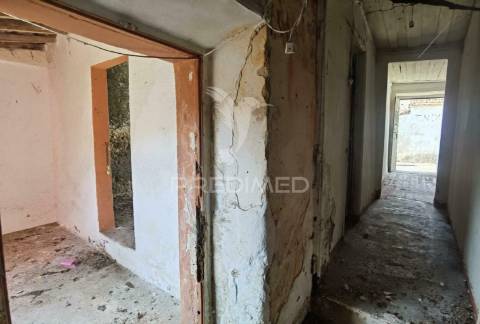 Moradia localizada em bugalhos / alcanena