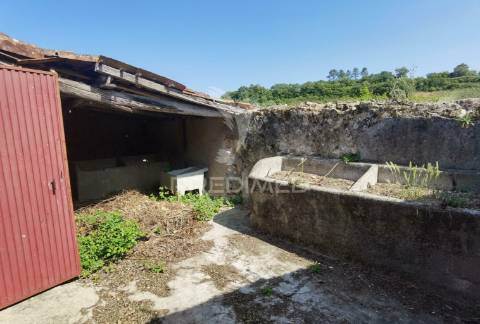 Moradia localizada em bugalhos / alcanena