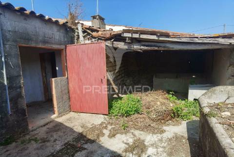 Moradia localizada em bugalhos / alcanena