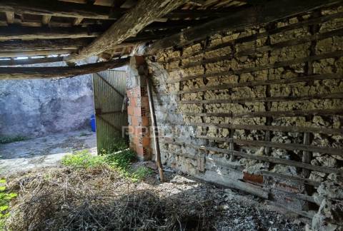 Moradia localizada em bugalhos / alcanena