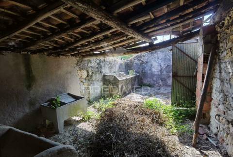 Moradia localizada em bugalhos / alcanena