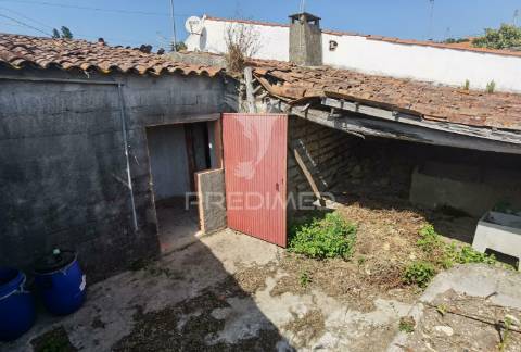 Moradia localizada em bugalhos / alcanena