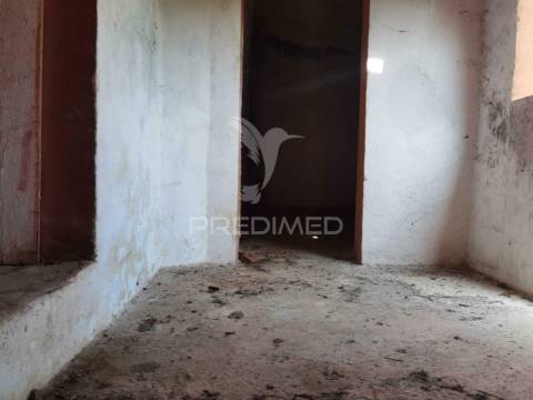 Moradia localizada em bugalhos / alcanena