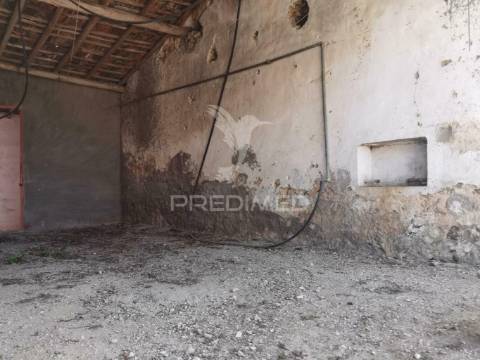 Moradia localizada em bugalhos / alcanena