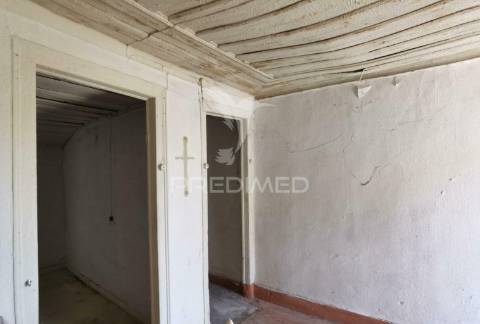 Moradia localizada em bugalhos / alcanena