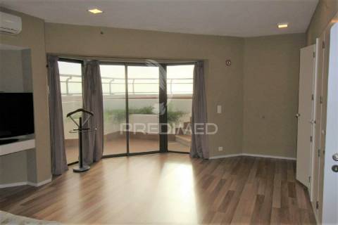 Penthouse t4 com piscina privada em albufeira