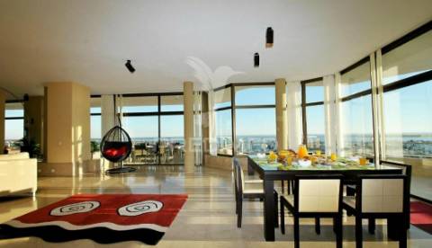Penthouse t4 com piscina privada em albufeira