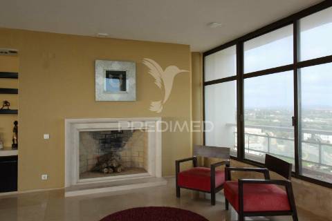 Penthouse t4 com piscina privada em albufeira