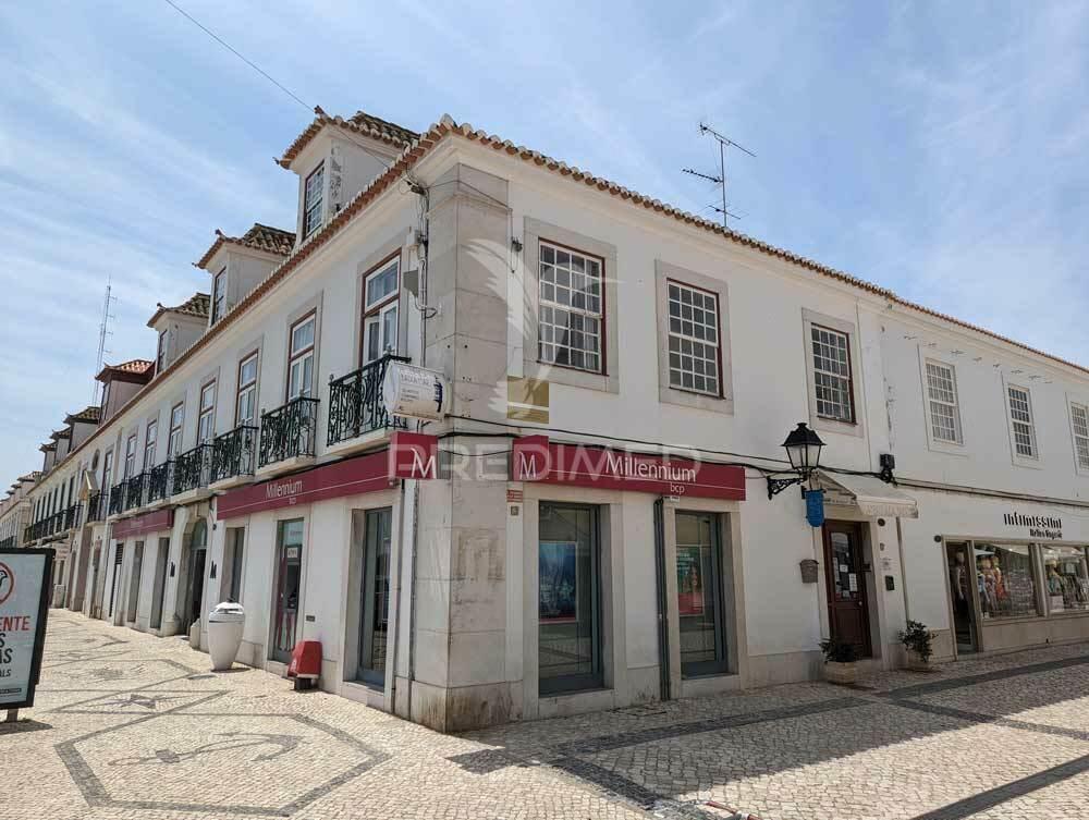 Alojamento local inserido em edifício histórico frente rio