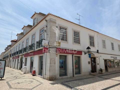 Alojamento local inserido em edifício histórico frente rio