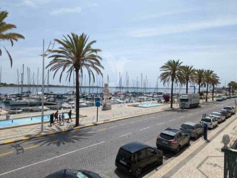 Alojamento local inserido em edifício histórico frente rio