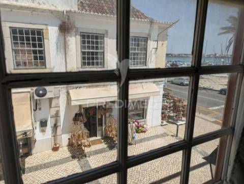 Alojamento local inserido em edifício histórico frente rio