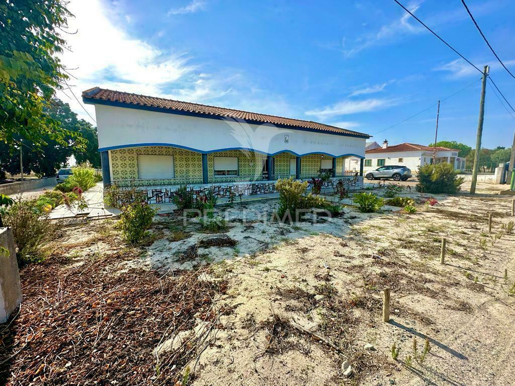 Moradia t5 com terreno perto de torrão
