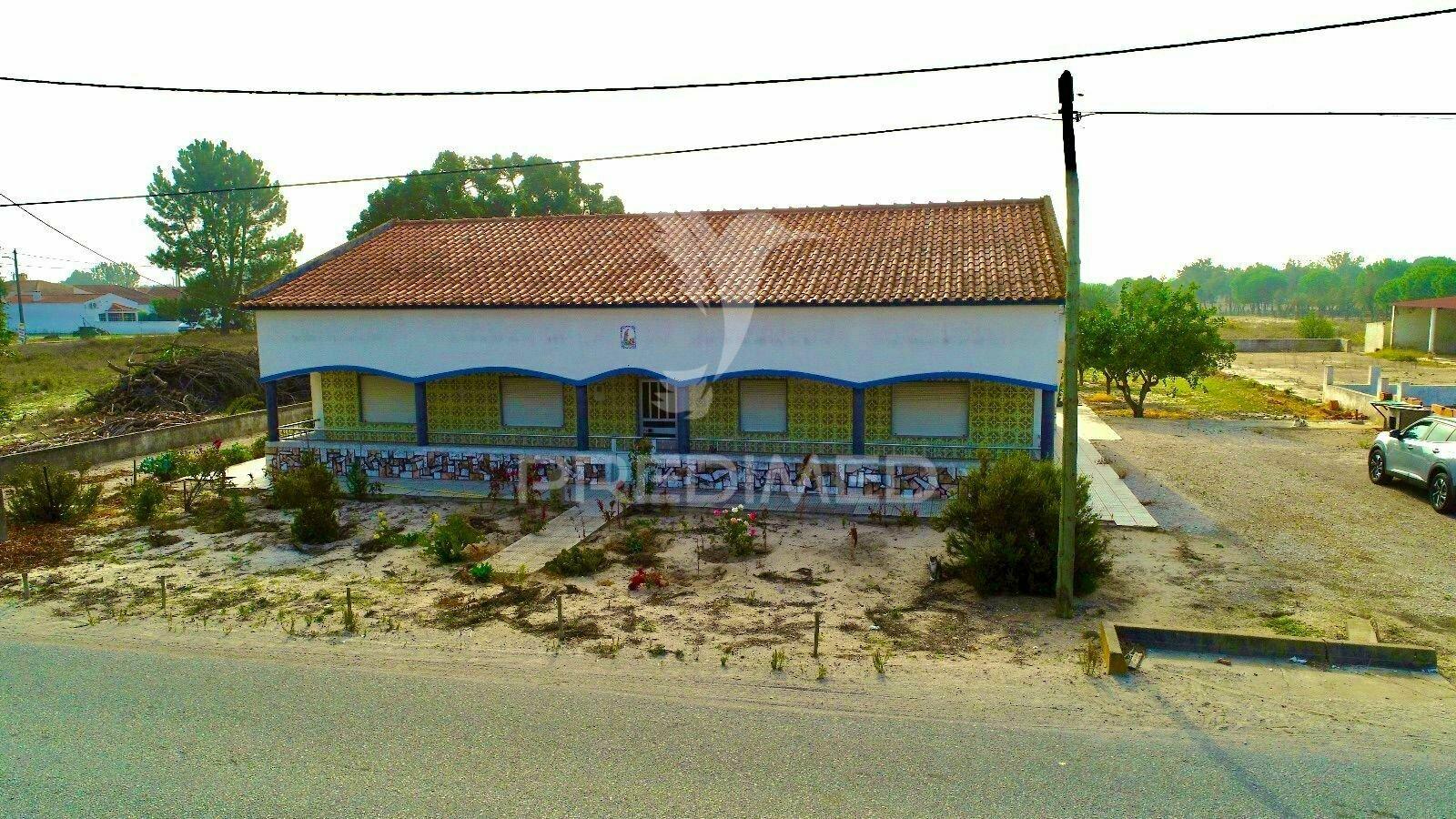 Moradia t5 com terreno perto de torrão