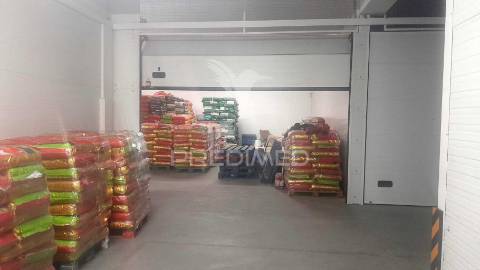 Espaço armazenagem várias áreas portela aeroporto