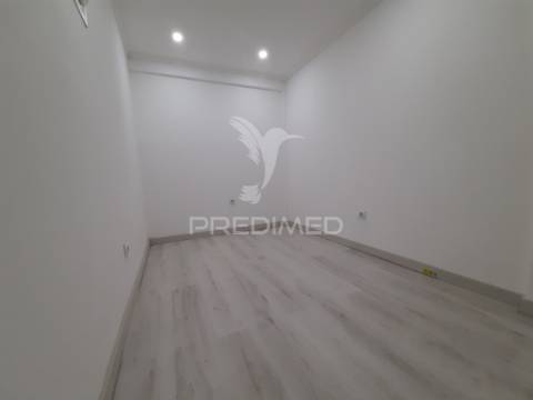 Espaço comercial/escritório em vale de milhaços