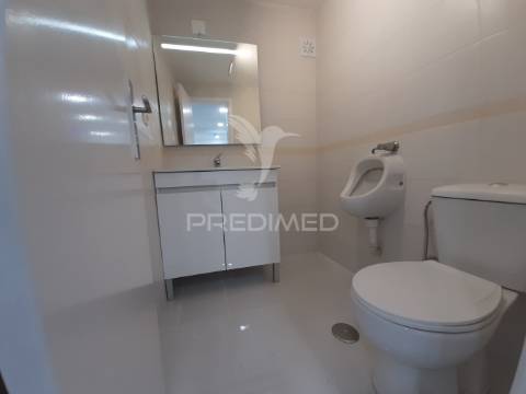 Espaço comercial/escritório em vale de milhaços