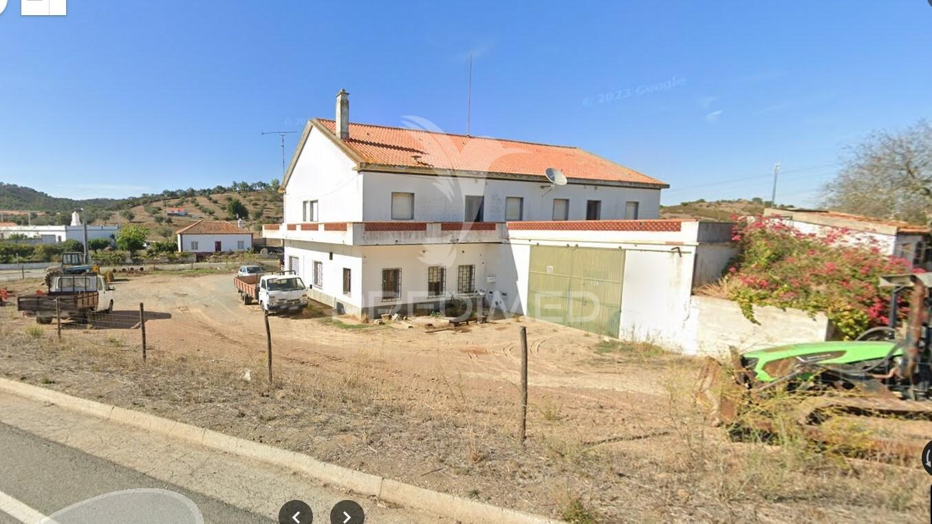 Terreno com habitação e armazém