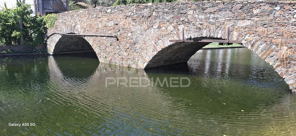 Vende moradia t2+1 e arrecadações,  em lomba, góis