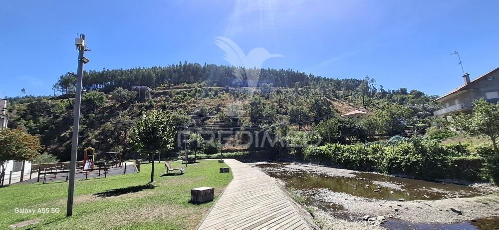 Vende moradia t2+1 e arrecadações,  em lomba, góis