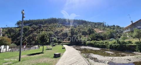 Vende moradia t2+1 e arrecadações,  em lomba, góis