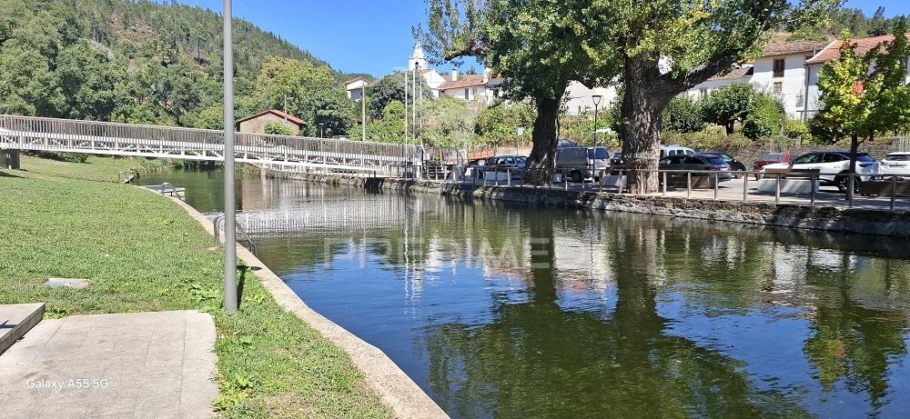 Vende moradia t2+1 e arrecadações,  em lomba, góis