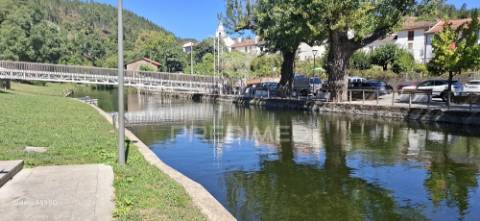 Vende moradia t2+1 e arrecadações,  em lomba, góis